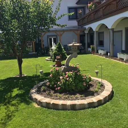 Gaestehaus Und Weinbau Zur Wiederkehr Strudler Подерсдорф-ам-Зе Екстер'єр фото