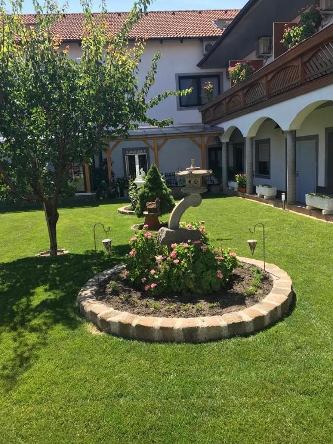 Gaestehaus Und Weinbau Zur Wiederkehr Strudler Подерсдорф-ам-Зе Екстер'єр фото