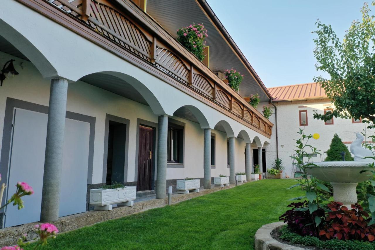 Gaestehaus Und Weinbau Zur Wiederkehr Strudler Подерсдорф-ам-Зе Екстер'єр фото