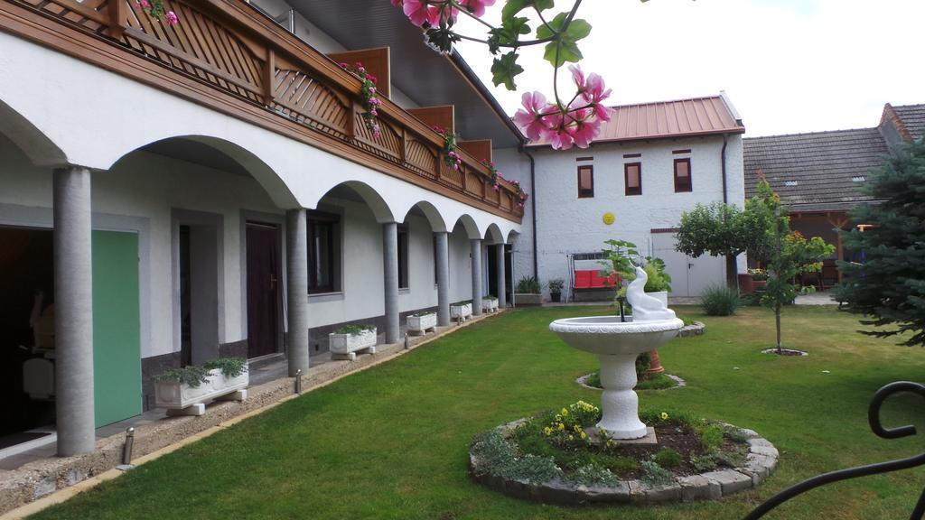Gaestehaus Und Weinbau Zur Wiederkehr Strudler Подерсдорф-ам-Зе Екстер'єр фото