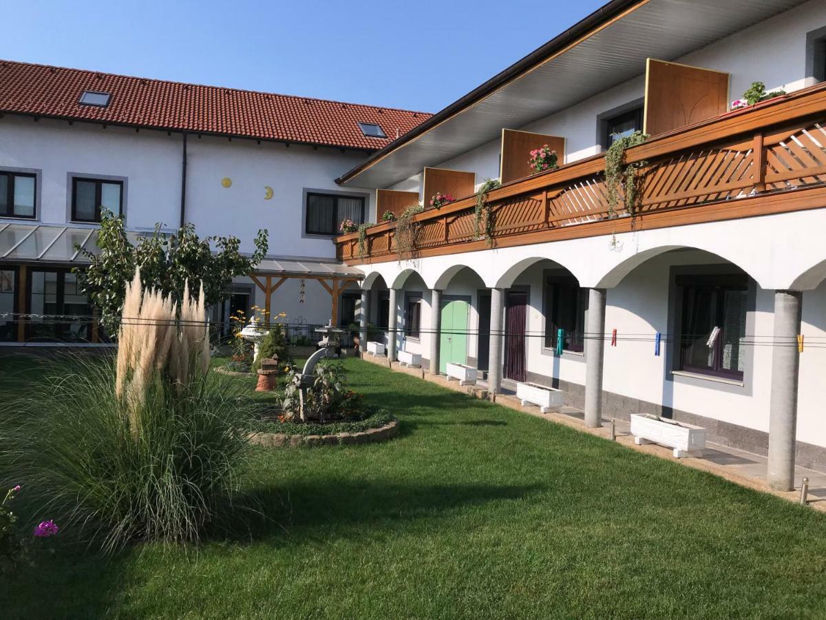Gaestehaus Und Weinbau Zur Wiederkehr Strudler Подерсдорф-ам-Зе Екстер'єр фото