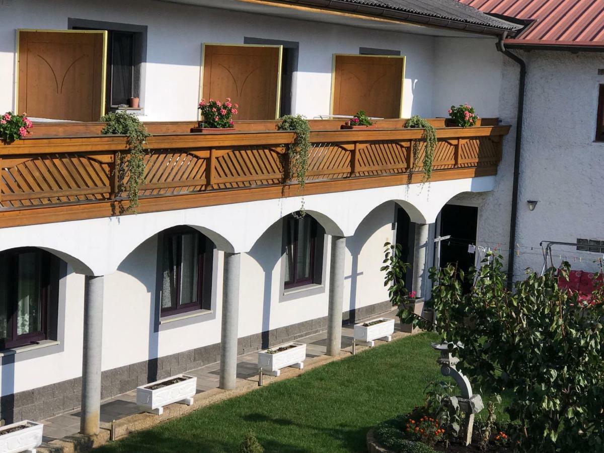 Gaestehaus Und Weinbau Zur Wiederkehr Strudler Подерсдорф-ам-Зе Екстер'єр фото
